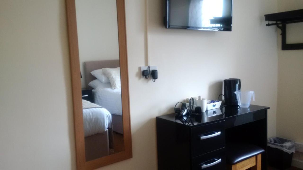 Bed and Breakfast The Edinburgh Castle Холихед Экстерьер фото