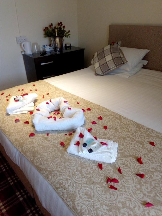 Bed and Breakfast The Edinburgh Castle Холихед Экстерьер фото
